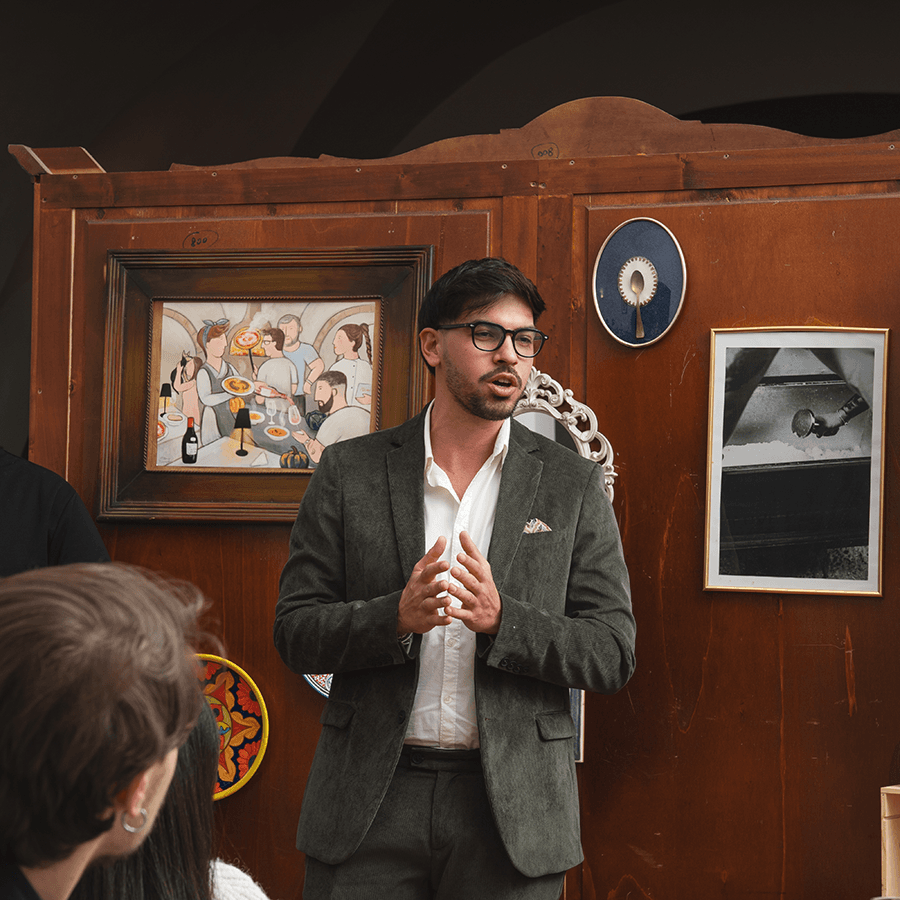 Antonio Mogavero, dell'Azienda Agricola Mogavero, parla davanti a una credenza di legno