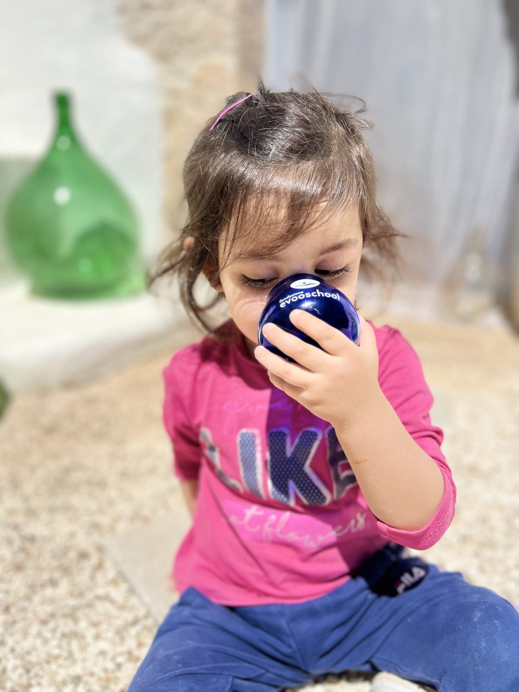 Bambina che assaggia l'olio evo