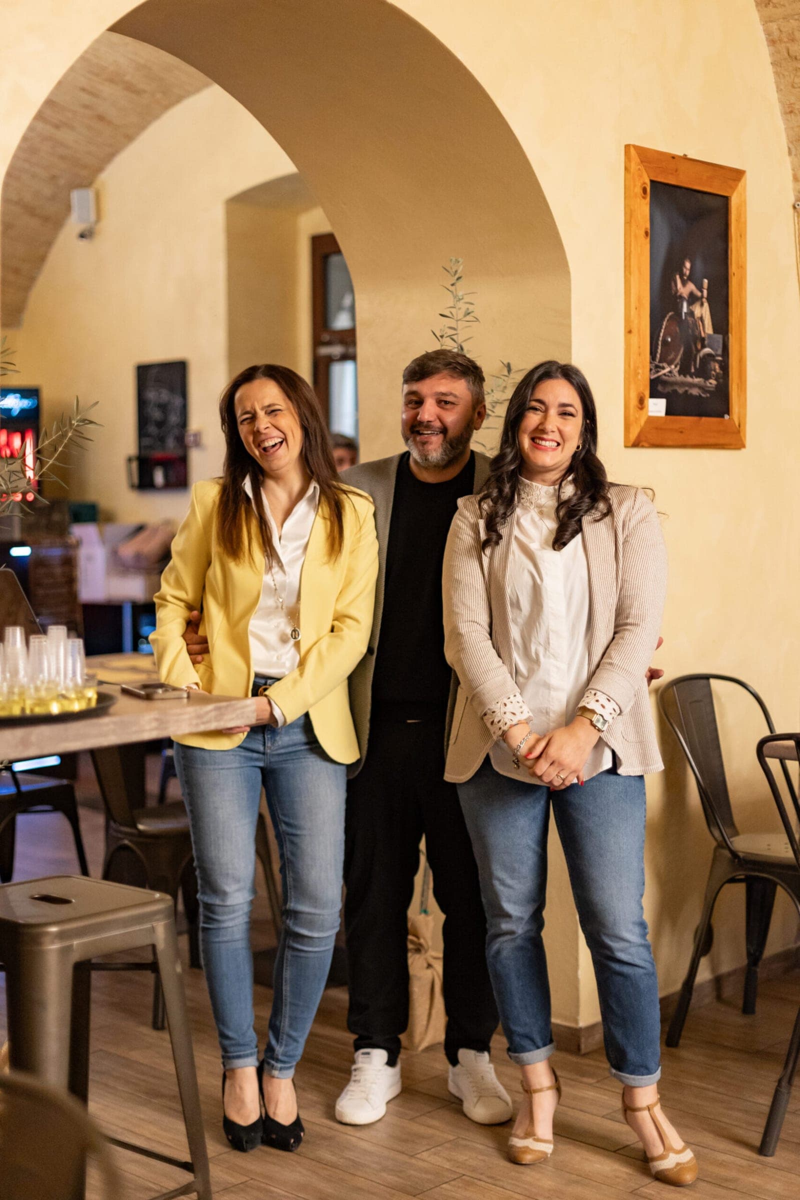 Nadia, Matteo e Silvia posano insieme nel locale