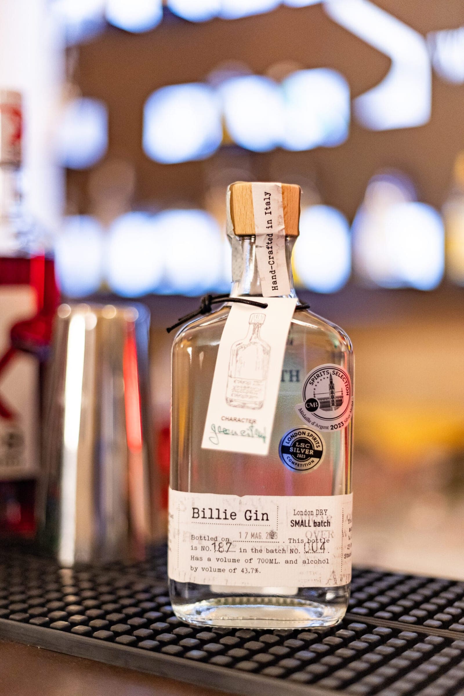 Una bottiglia di Billie Gin sul bancone del bar