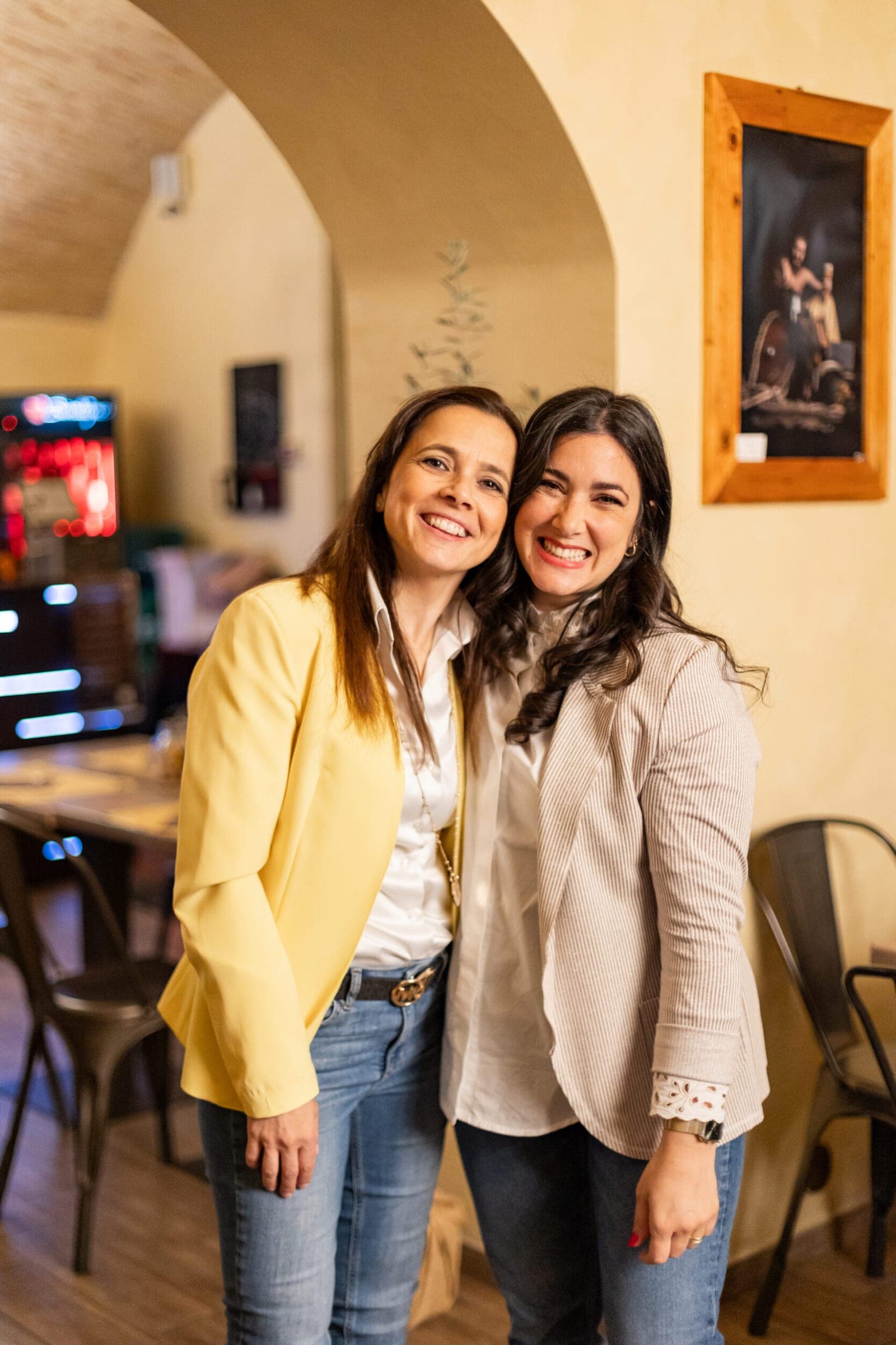 Nadia e Silvia sorridono abbracciate
