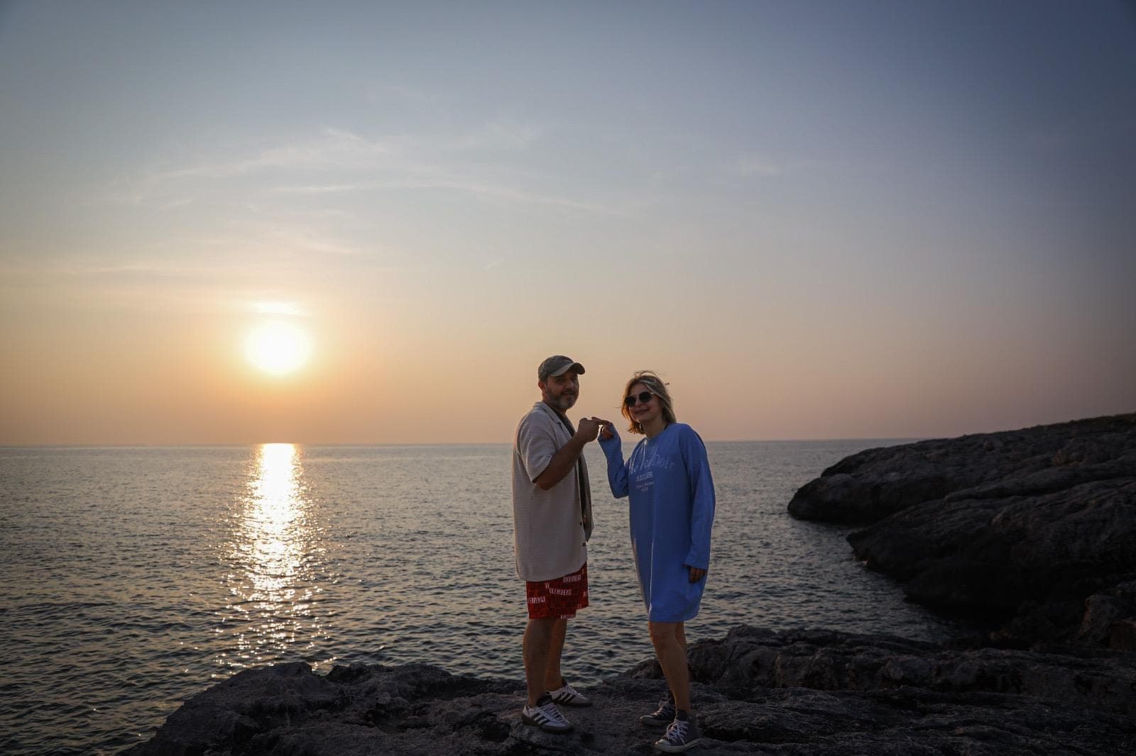 Antonia's Home, Isole Tremiti: due persone sugli scogli al tramonto, davanti al mare