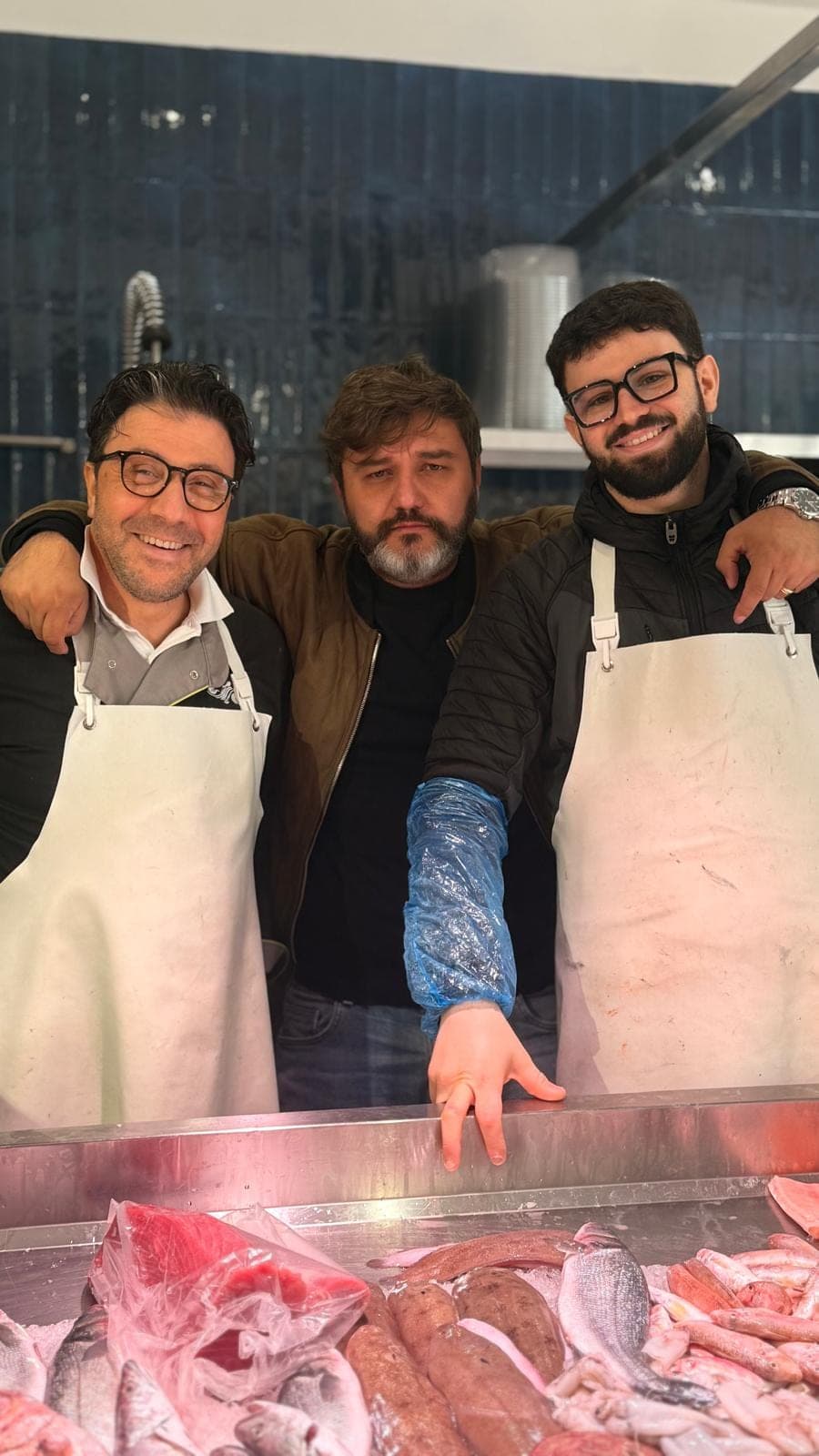 Pescherja, Cerignola: tre persone in grembiule dietro il banco del pesce